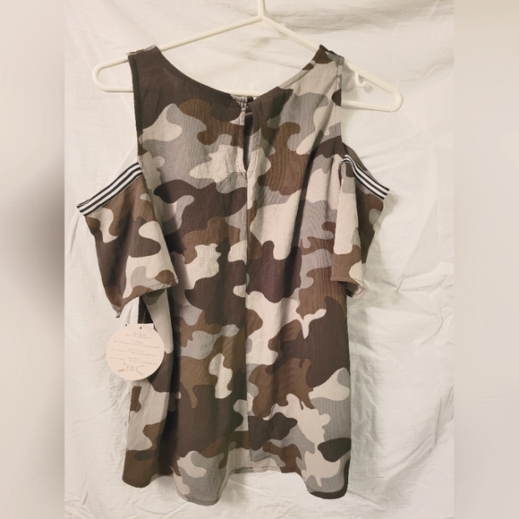 Gypsies & Moondust Off the Shoulder Camo print top in size small - Picture 2 of 3